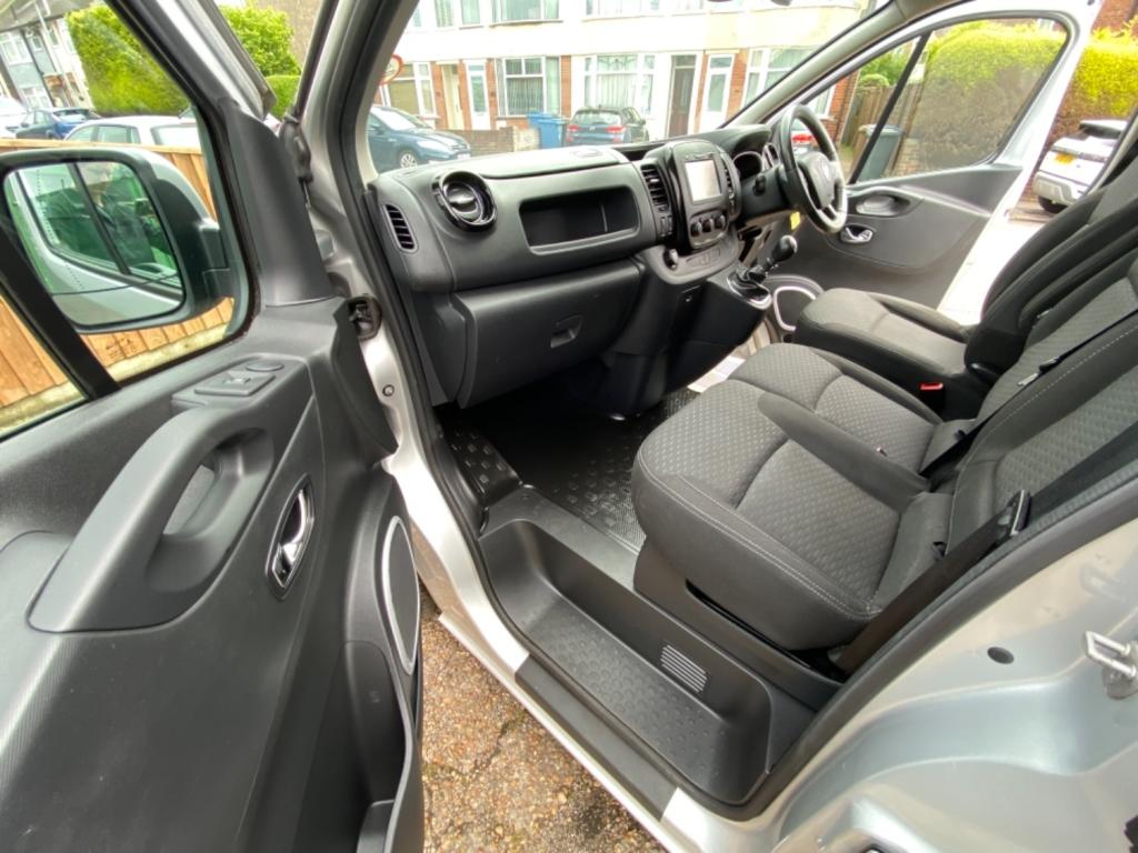 VAUXHALL VIVARO
