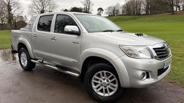 TOYOTA HILUX 3.0 D-4D Invincible 4WD Euro 5 4dr