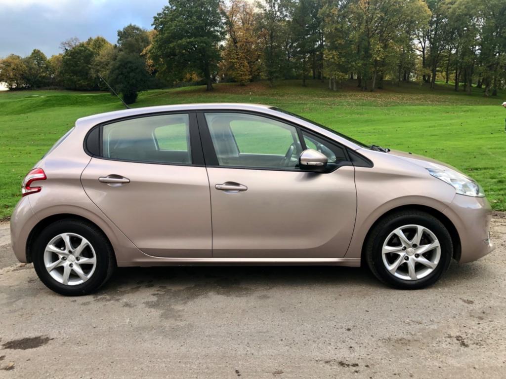PEUGEOT 208