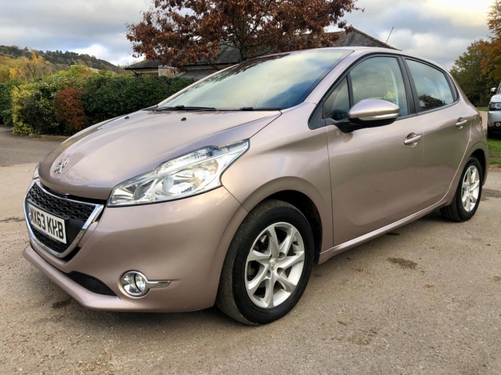 PEUGEOT 208