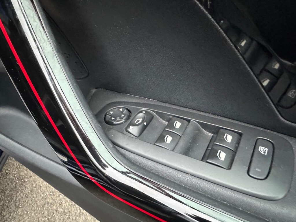 PEUGEOT 208 1.2 PureTech GT Line Euro 6 (s/s) 5dr 2015