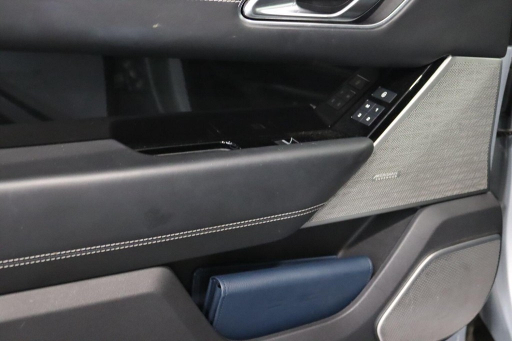 LAND ROVER RANGE ROVER VELAR 2.0 D240 R-Dynamic HSE 2018