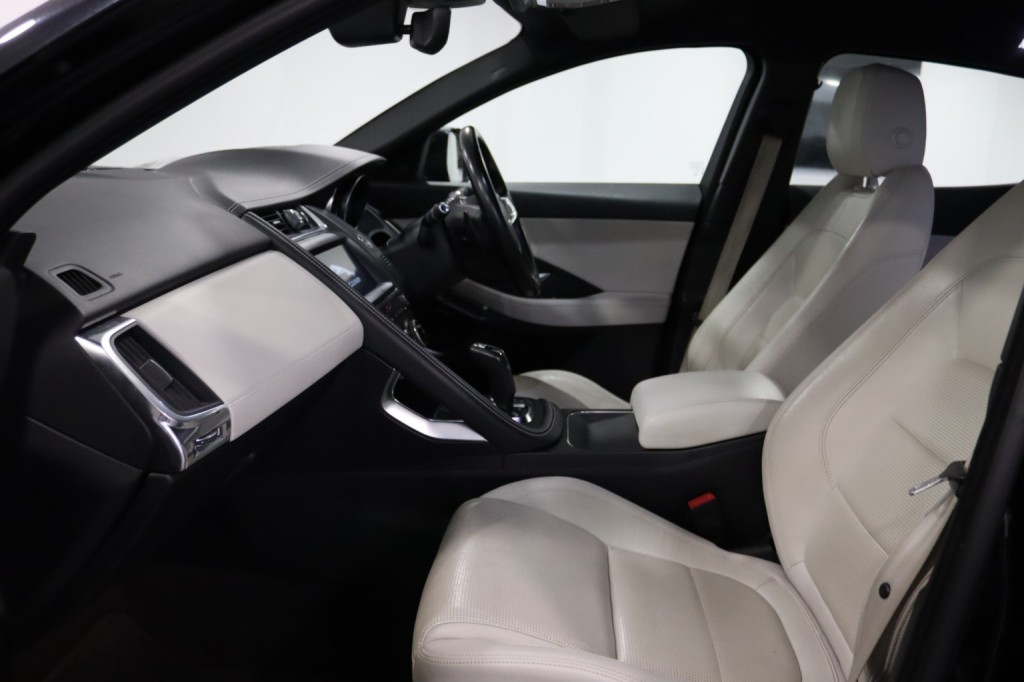 JAGUAR E-PACE 2.0 D240 R-Dynamic SE 2019