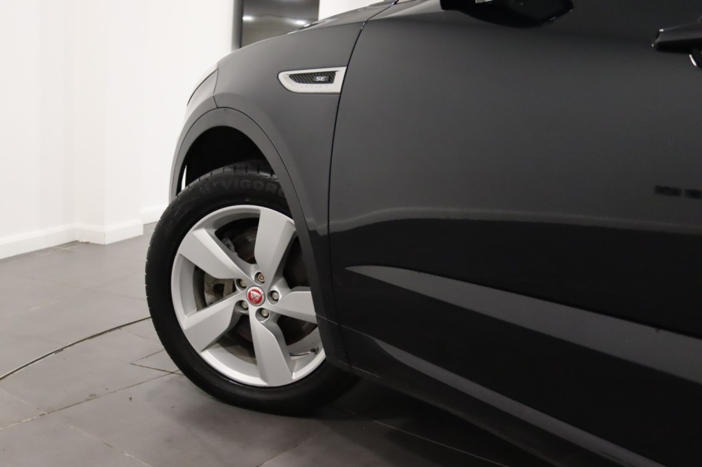 JAGUAR E-PACE 2.0 D240 R-Dynamic SE 2019