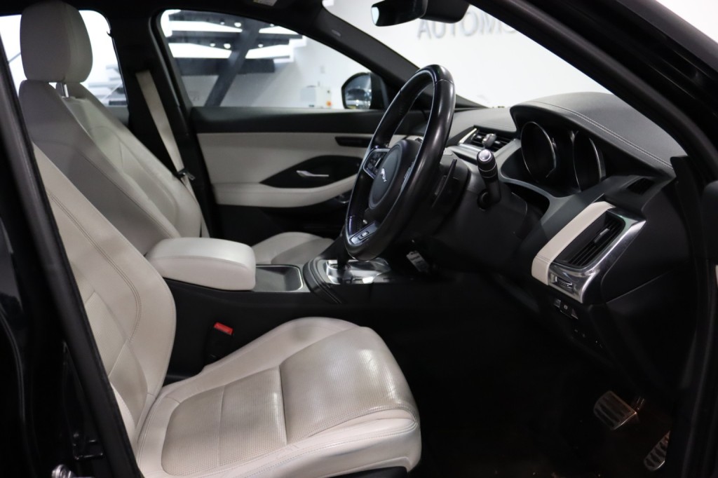 JAGUAR E-PACE 2.0 D240 R-Dynamic SE 2019