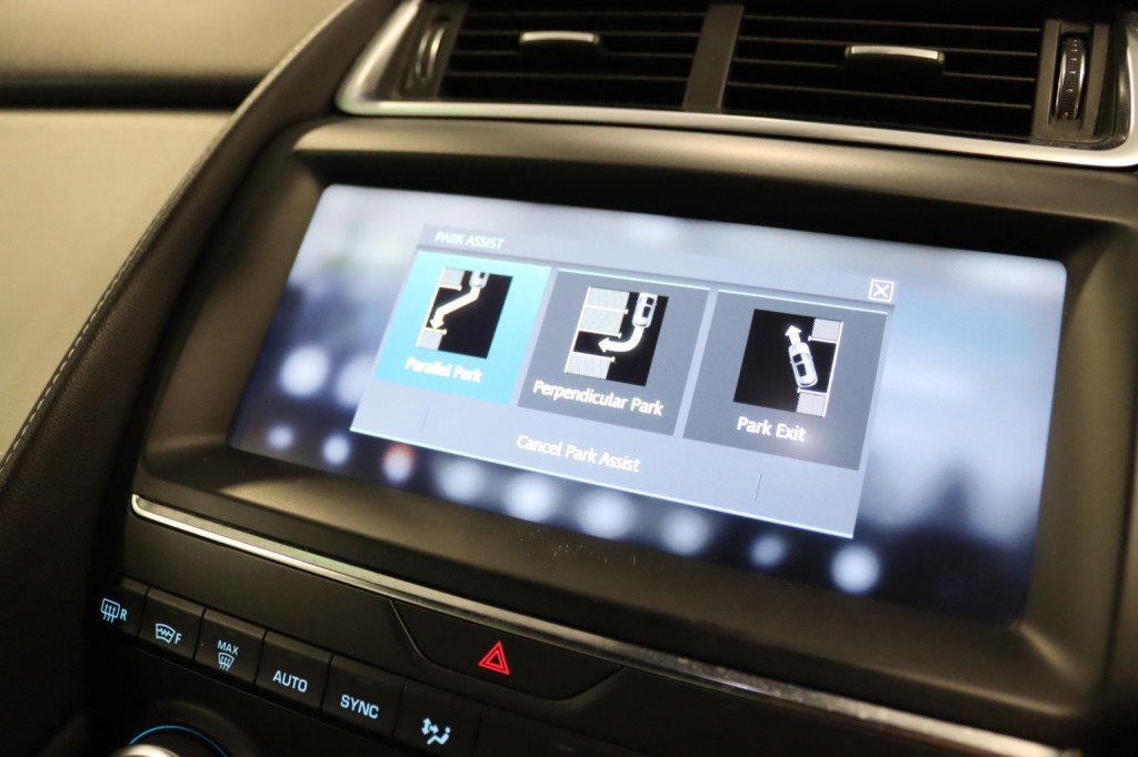 JAGUAR E-PACE 2.0 D240 R-Dynamic SE 2019