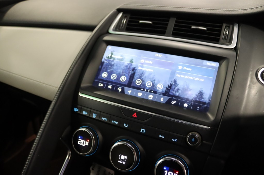 JAGUAR E-PACE 2.0 D240 R-Dynamic SE 2019