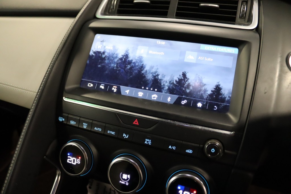 JAGUAR E-PACE 2.0 D240 R-Dynamic SE 2019