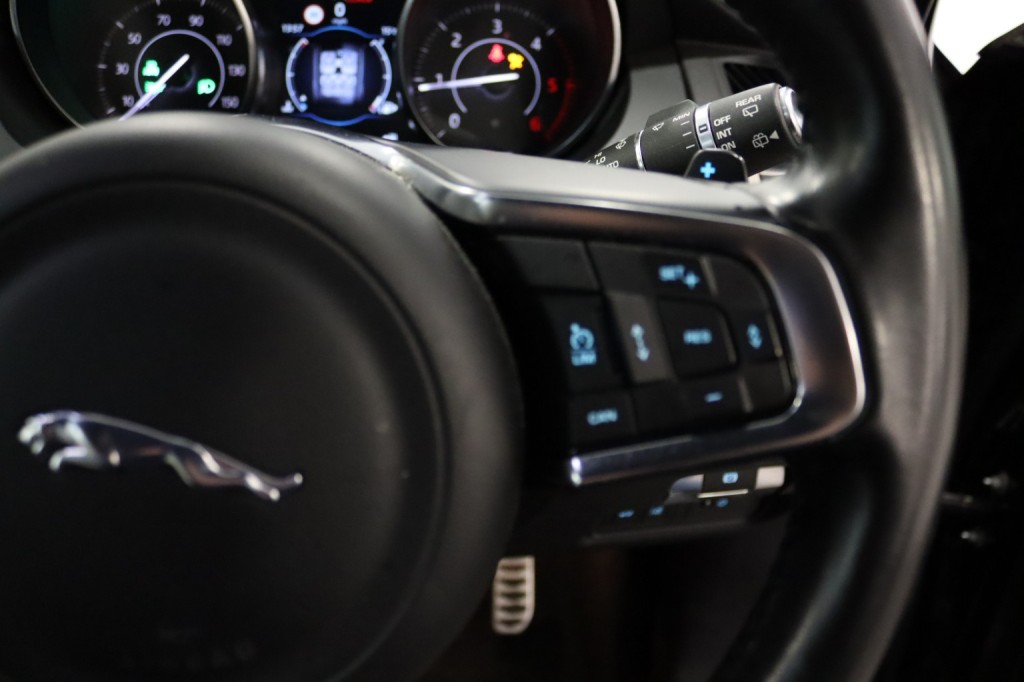 JAGUAR E-PACE 2.0 D240 R-Dynamic SE 2019