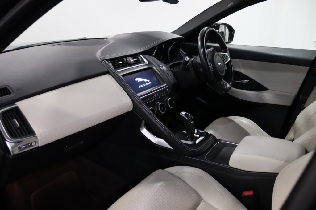 JAGUAR E-PACE 2.0 D240 R-Dynamic SE 2019