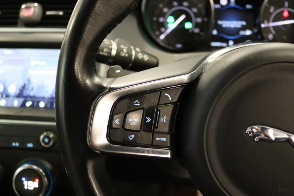 JAGUAR E-PACE 2.0 D240 R-Dynamic SE 2019