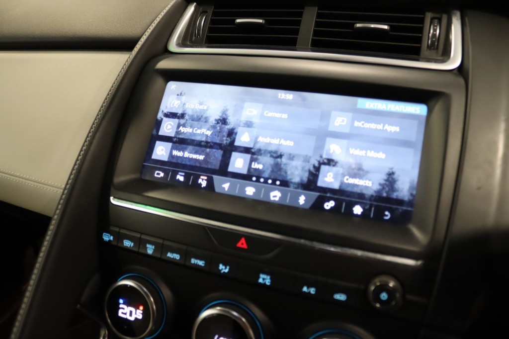 JAGUAR E-PACE 2.0 D240 R-Dynamic SE 2019