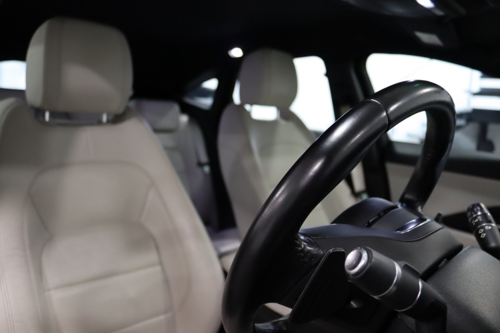 JAGUAR E-PACE 2.0 D240 R-Dynamic SE 2019