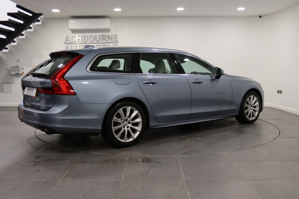 VOLVO V90 2.0 Momentum Plus D4 2019
