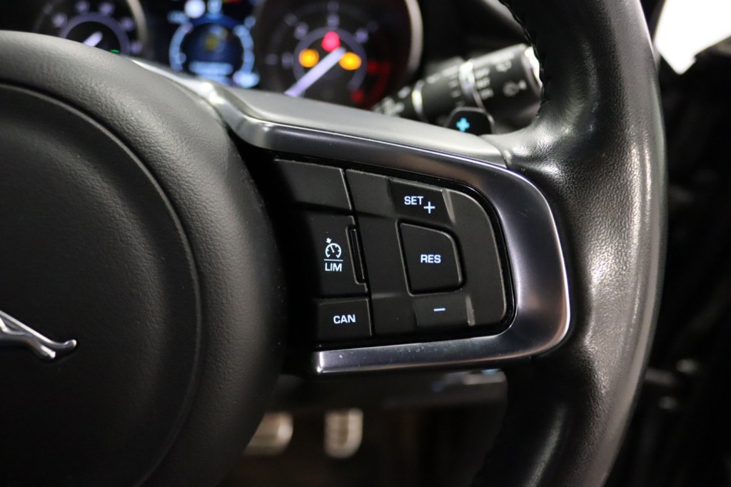 JAGUAR E-PACE 2.0 D180 R-Dynamic S 2018