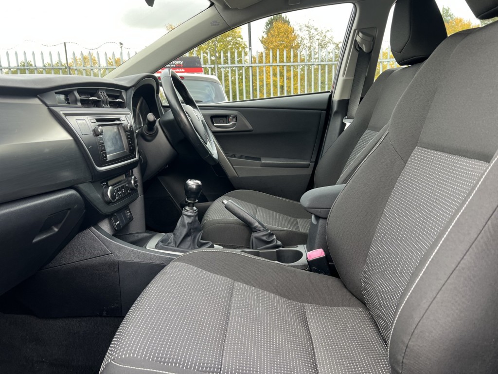 TOYOTA AURIS 1.6 V-Matic Icon 2013