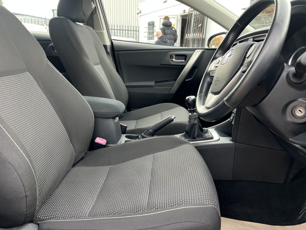 TOYOTA AURIS 1.6 V-Matic Icon 2013