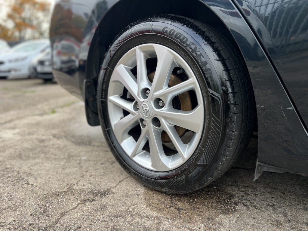 TOYOTA AURIS 1.6 V-Matic Icon 2013