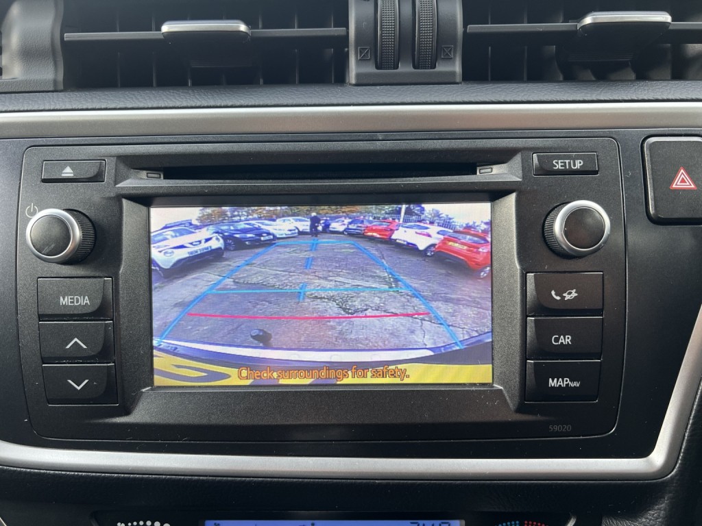 TOYOTA AURIS 1.6 V-Matic Icon 2013