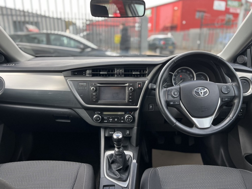 TOYOTA AURIS 1.6 V-Matic Icon 2013