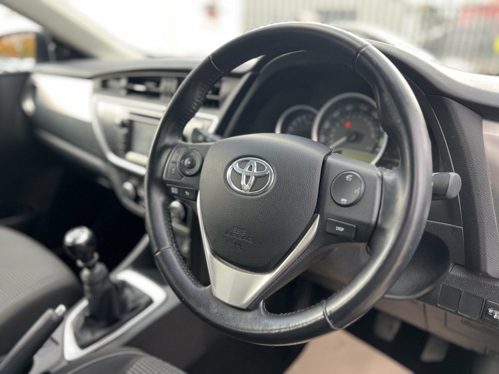 TOYOTA AURIS 1.6 V-Matic Icon 2013