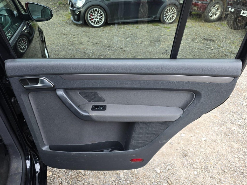 VOLKSWAGEN TOURAN 1.6 TDI SE 2014