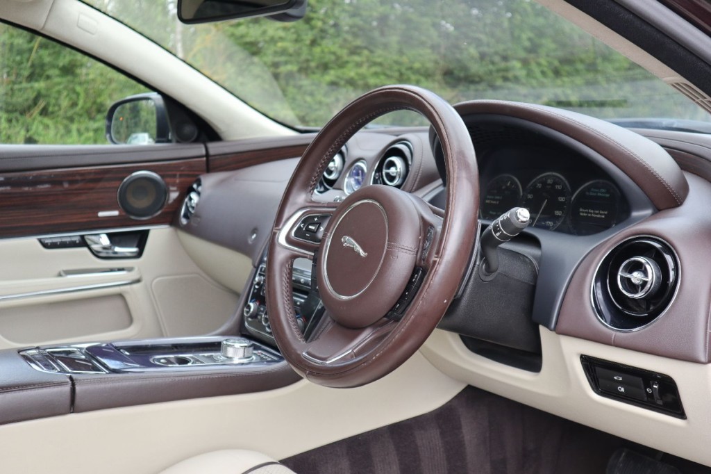 JAGUAR XJ D V6 PORTFOLIO 2010