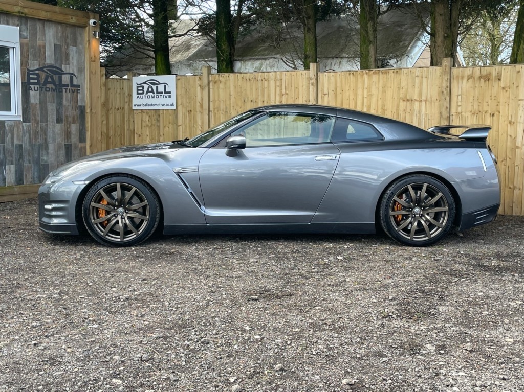 NISSAN GT-R