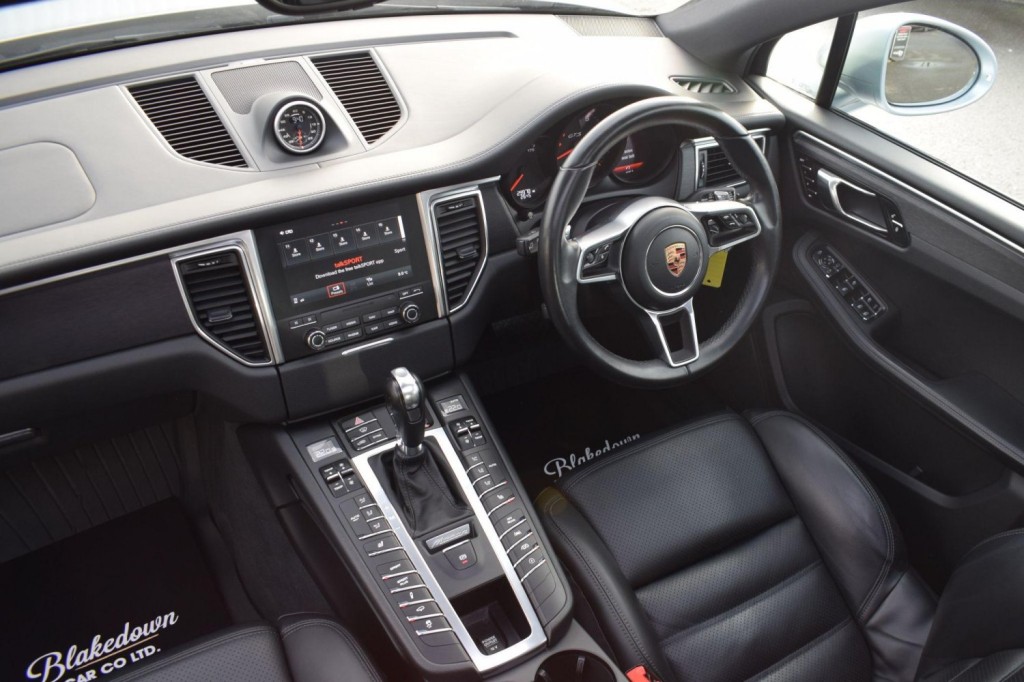 PORSCHE MACAN