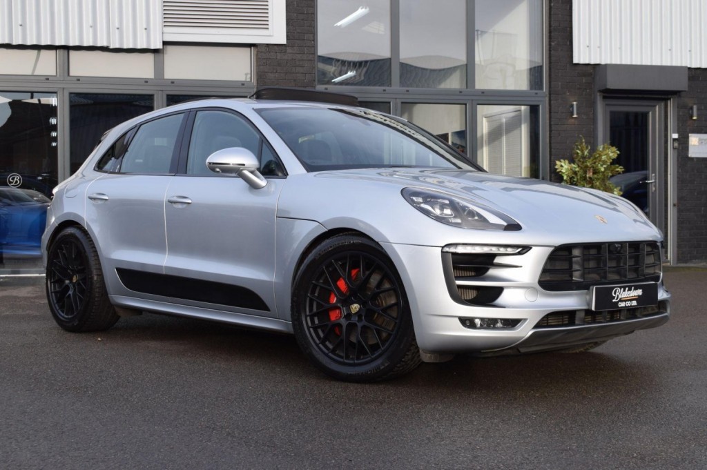 PORSCHE MACAN