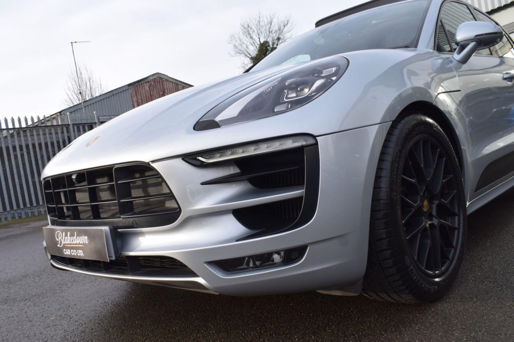 PORSCHE MACAN