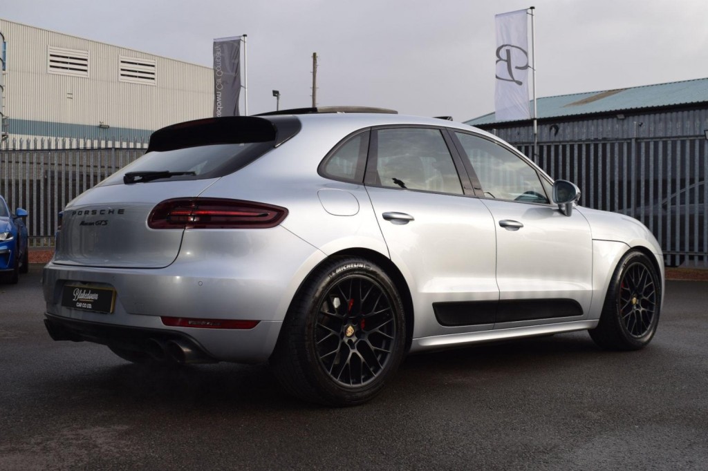 PORSCHE MACAN