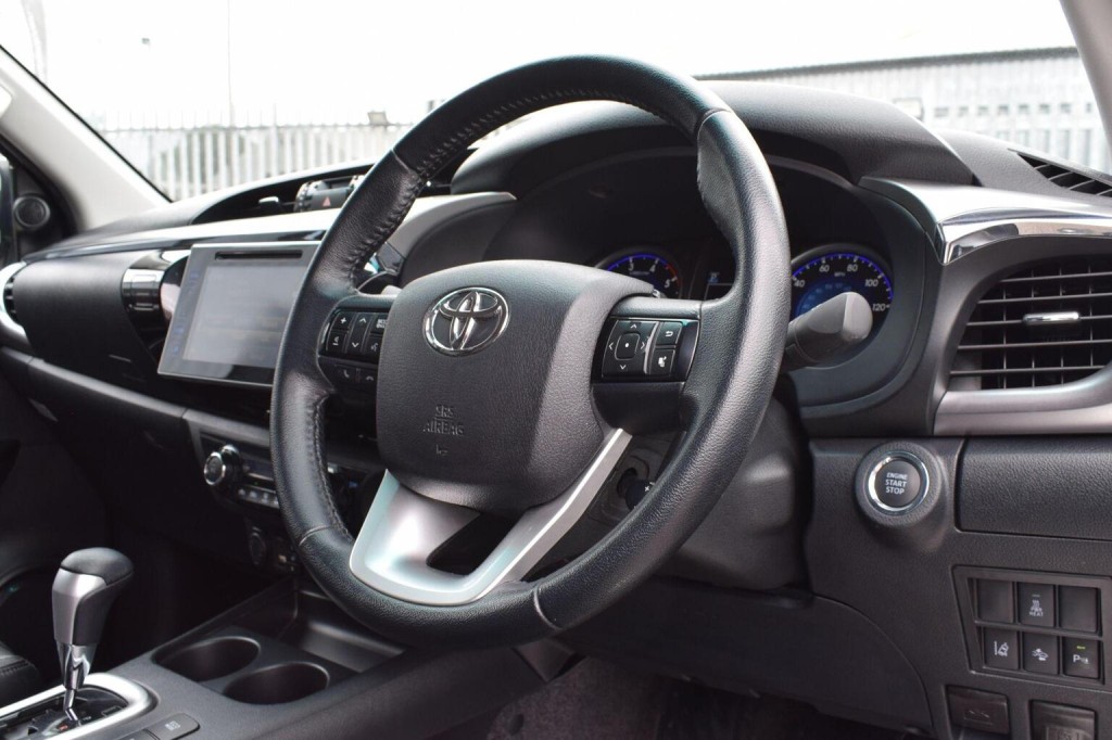 TOYOTA HILUX