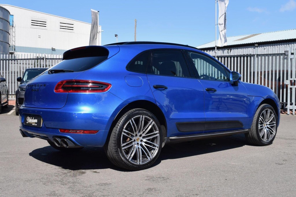 PORSCHE MACAN