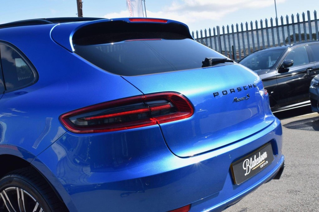 PORSCHE MACAN