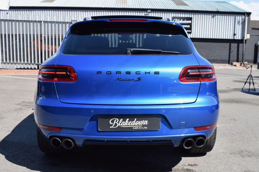 PORSCHE MACAN