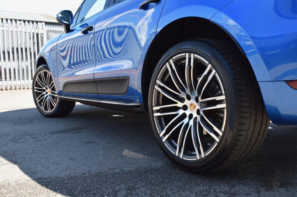 PORSCHE MACAN