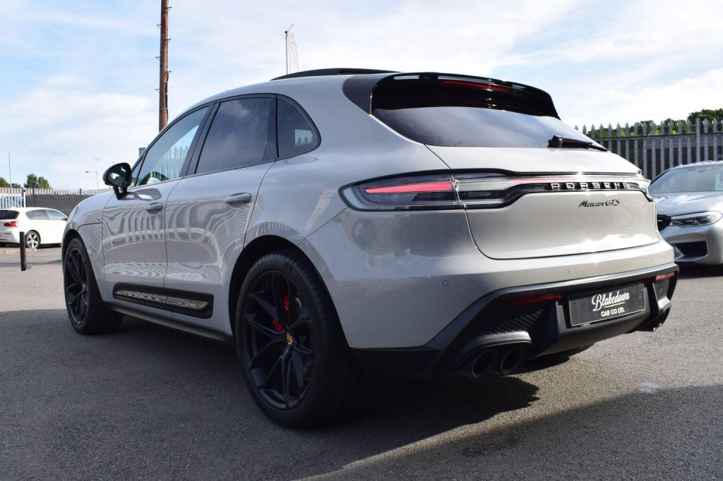 PORSCHE MACAN
