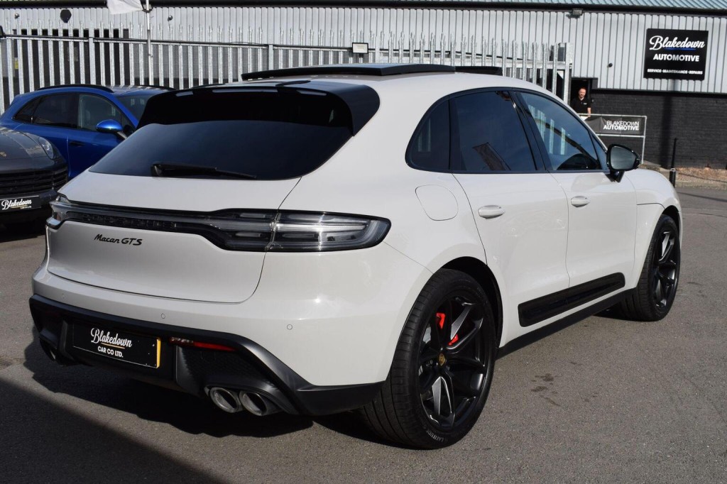 PORSCHE MACAN
