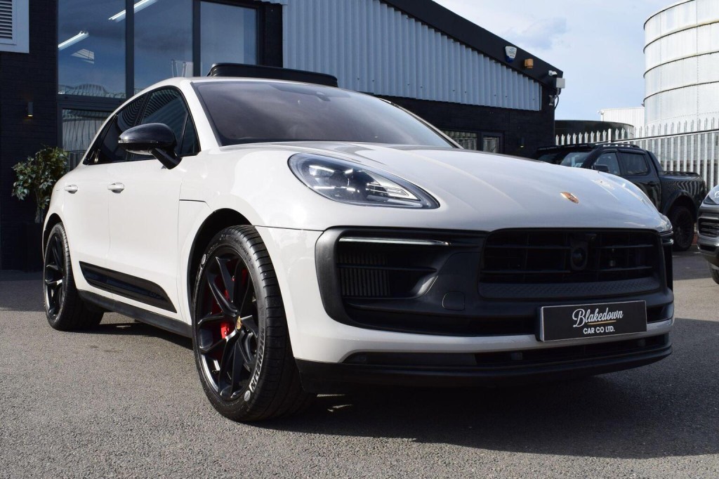 PORSCHE MACAN