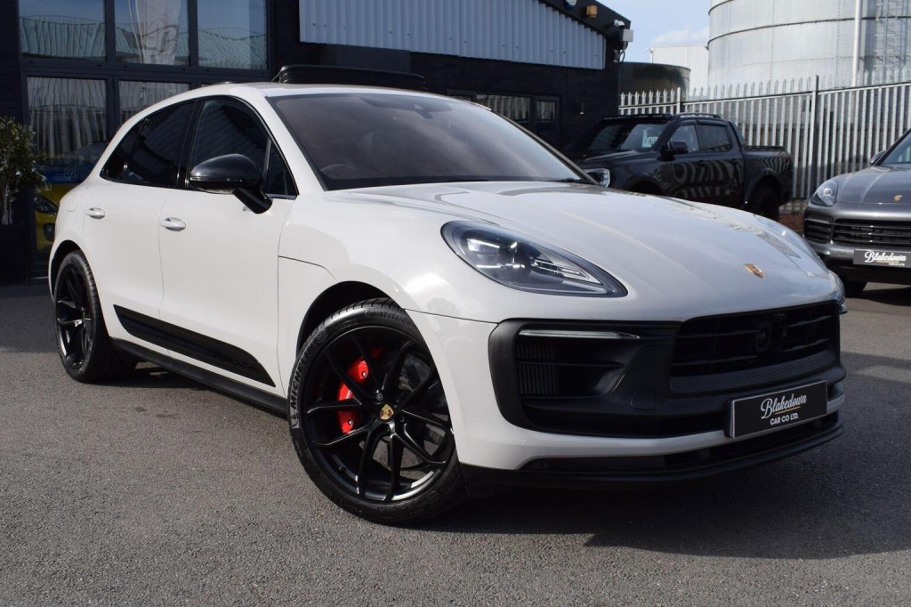 PORSCHE MACAN