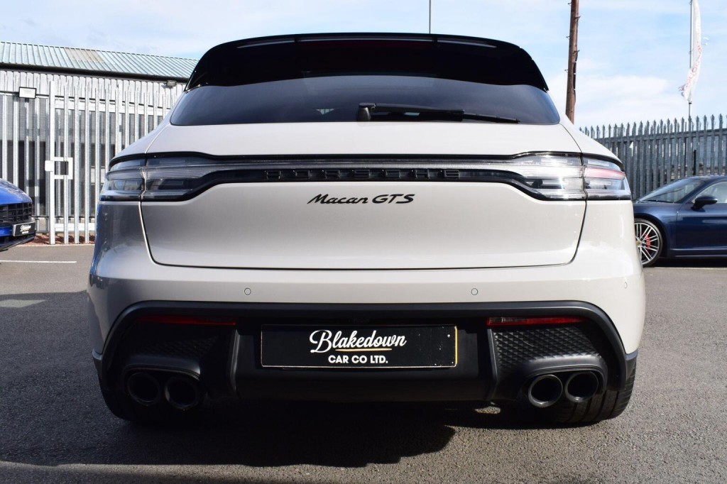 PORSCHE MACAN