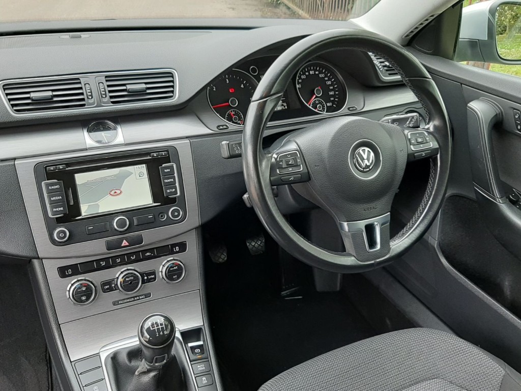 VOLKSWAGEN PASSAT