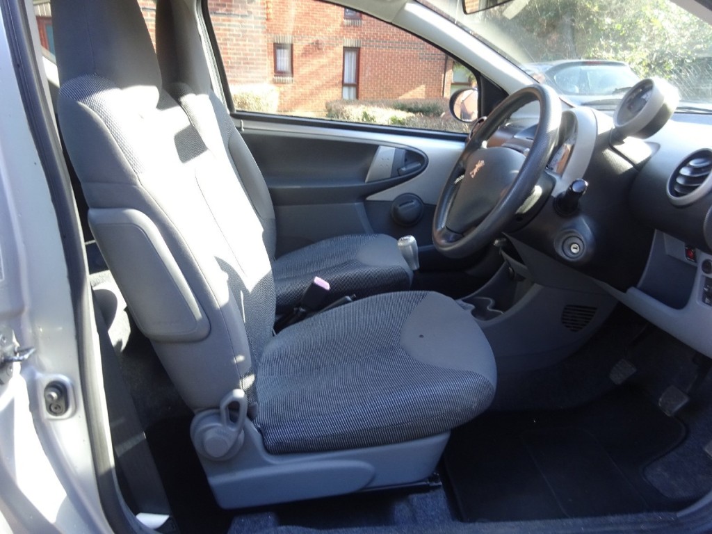PEUGEOT 107