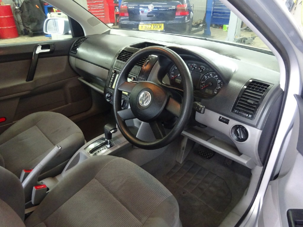 VOLKSWAGEN POLO